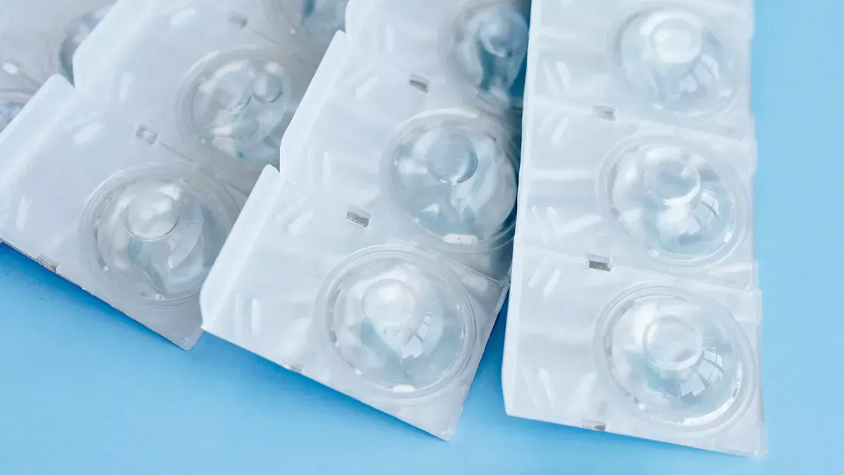 Daily vs Weekly Contact Lenses: Key Differences